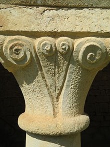 Capitell del claustre de Santa Maria de Vilabertran