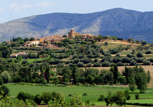 Ullà des d'Ullastret amb el massís del Montgrí al fons