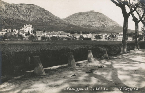 Vista general d'Ullà. Al fons s'observa el massís del Montgrí amb el castell de Santa Caterina al cim. 1911