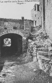 Capella de la Mare de Déu de la Pietat de la Roca. Vista del camí d'accés i la façana de la capella al fons. 1918