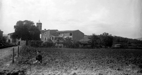 Retrat de Dolors Reitg amb el campanar de l'església de Cistella al fons. 1901