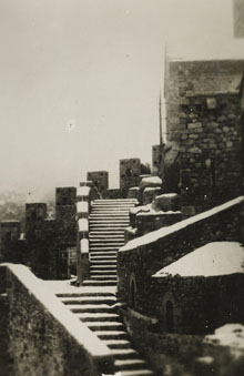 Escales exteriors del castell de Requesens. Al fons, mur amb merlets. 1839