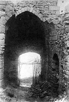 Porta nordest del castell de Requesens. 1893