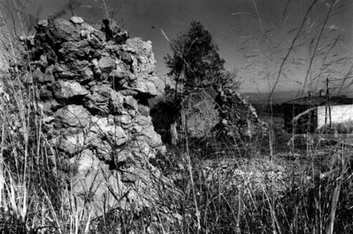 Restes de l'església volada el 1939 a Llers. 1996