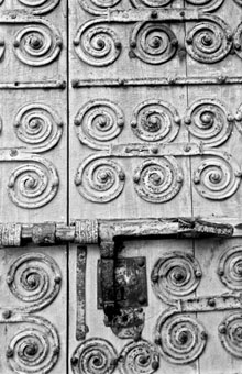 Porta de l'església de Sant Pere de Navata. 1925