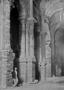 Interior en ruïnes del monestir de Sant Pere de Rodes. 1925
