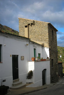 Restes d'antigues muralles. Vista de la torre del carrer de Baix