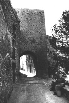 Portal de Dalt de Sant Llorenç de la Muga. 1989