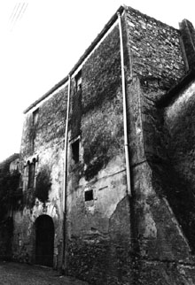 Casa amb finestra geminada gòtica al carrer de la Pau  d'Ullà. 1989