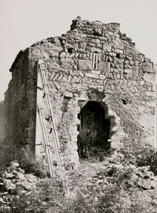 Façana exterior de l'església de Sant Miquel de Palol Sabaldòria, durant unes obres de neteja i consolidació de l'estructura. 1970