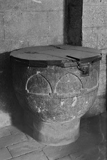 Pica baptismal de l'església de Sant Esteve. 1925